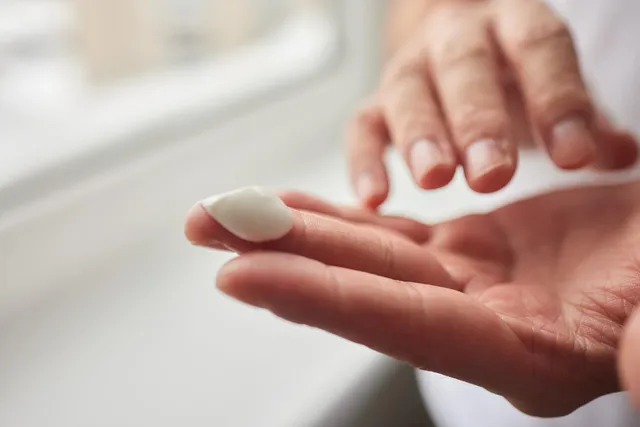 KAMILLIN® REPAIR CREME wird auf die Haut aufgetragen