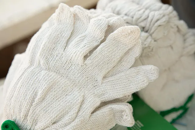 KAMILLIN® REPAIR CREME als Handpackung über Nacht mit Baumwollhandschuhen