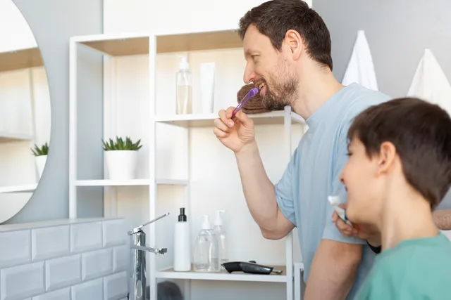 Helles Badezimmer mit einem gefüllten Wasserglas auf der Ablage